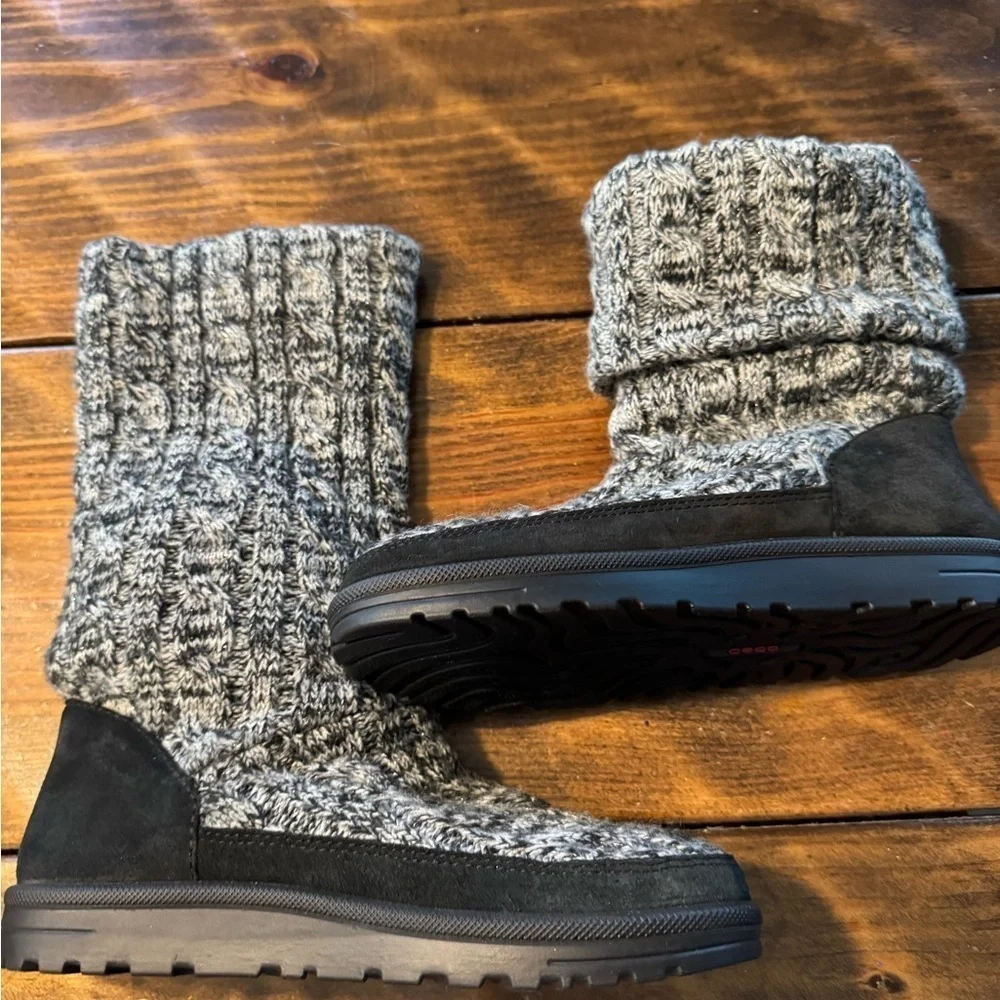 Abeo Knit & suede boots. New without box never worn. Size 6 black/gray